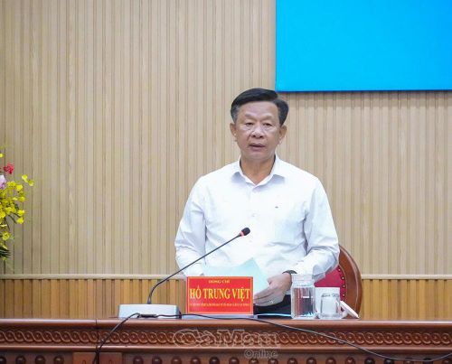 Đồng chí Hồ Trung Việt, Ủy viên Ban Thường vụ Tỉnh ủy, Trưởng ban Tuyên giáo và Dân vận Tỉnh ủy, phát biểu tại cuộc họp báo.