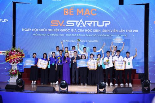 Phó Thủ tướng Chính phủ Lê Tiến Châu, Bộ trưởng Hoàng Minh Sơn chụp ảnh cùng các em học sinh, sinh viên tham gia Ngày hội (ảnh 1, trên) và các hình ảnh tại Lễ bế mạc SV-Startup 2026. Ảnh: Moet.gov.vn