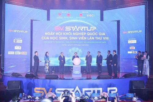 Các đại biểu thực hiện nghi thức Khai mạc Ngày hội Khởi nghiệp Quốc gia của học sinh, sinh viên lần thứ VIII. Ảnh: Moet.gov.vn