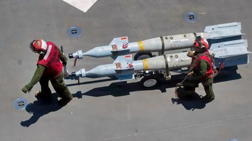 Vận chuyển vũ khí trên boong tàu đổ bộ tấn công lớp America USS Tripoli. Ảnh NI