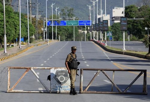  Một binh sĩ thuộc quân đội Pakistan đứng gác trên con đường dẫn đến khách sạn Serena. (Ảnh: Reuters)