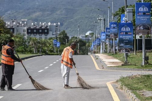  Công nhân vệ sinh đang quét dọn con đường gần khách sạn Serena ở Islamabad. (Ảnh: Getty)