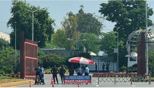 Cảnh sát địa phương đang tiến hành kiểm tra “khu vực đỏ” của Islamabad, Pakistan, ngày 19 -4. Ảnh: VCG