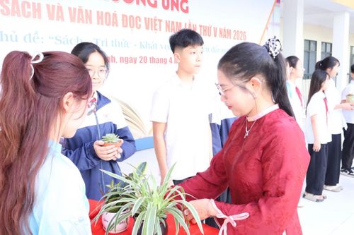 BTC trao giải cho 10 tập thể có thành tích xuất sắc trong tham gia phòng trào quyên góp sách “Tặng một cuốn sách để đọc nghìn cuốn sách”. Ảnh: MD