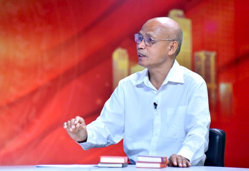Tiến sĩ Nguyễn Mạnh Hùng - Chủ tịch HĐQT Công ty cổ phần Sách Thái Hà chia sẻ về phương án xây dựng văn hóa đọc bền vững. Ảnh: Thành Nguyễn
