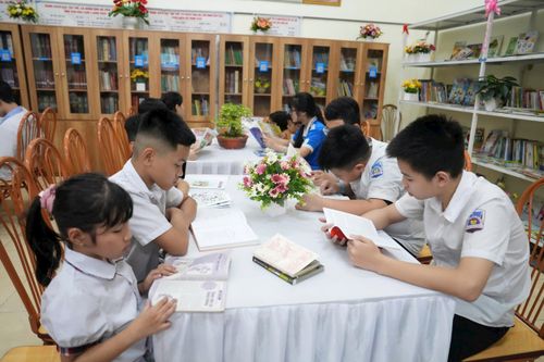 Trẻ em say mê đọc sách tại Phòng đọc cộng đồng Cụm 3, khu vực Thọ Xuân, xã Liên Minh. Ảnh: Thắng Văn.