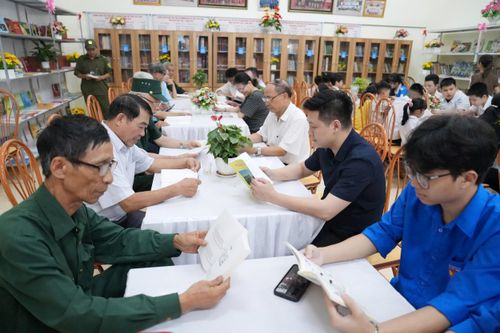 Người dân đọc sách tại Phòng đọc cộng đồng cụm 3, khu vực Thọ Xuân, xã Liên Minh. Ảnh: Văn Thắng