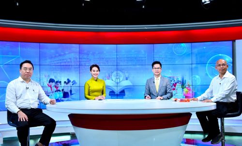 Ông Nguyễn Nguyên, Cục trưởng Cục Xuất bản, In và Phát hành cùng Tiến sĩ Nguyễn Mạnh Hùng, Chủ tịch HĐQT Công ty Cổ phần Sách Thái Hà trao đổi tại chương trình. Ảnh: Viết Thành