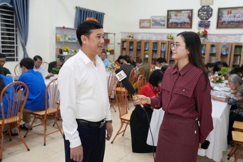 Ông Nguyễn Hữu Minh, Phó Chủ tịch UBND xã Liên Minh trao đổi cùng phóng viên Cơ quan Báo và Phát thanh, truyền hình Hà Nội. Ảnh: Văn Thắng