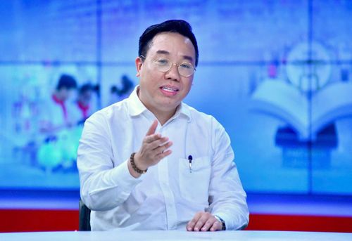 Ông Nguyễn Nguyên: Khi trẻ nhìn thấy bố mẹ đọc sách, các em sẽ có nhiều cơ hội hơn để hình thành thói quen đọc. Ảnh: Viết Thành