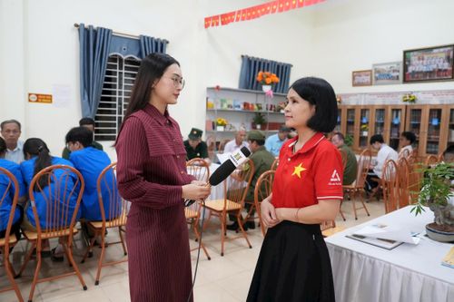 Bà Trần Thị Ngọc Thúy - thành viên sáng lập cơ sở 1 "Thư viện hạnh phúc" xã Liên Minh trao đổi với phóng viên. Ảnh: Văn Thắng