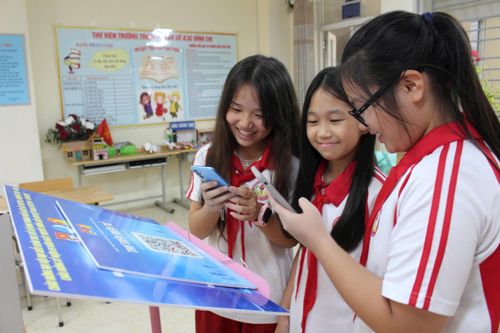Học sinh Trường THCS Mạc Đĩnh Chi (phường Ba Đình, Hà Nội) thích thú với mô hình "Thư viện số" tại nhà trường. Ảnh: Vi Giáng