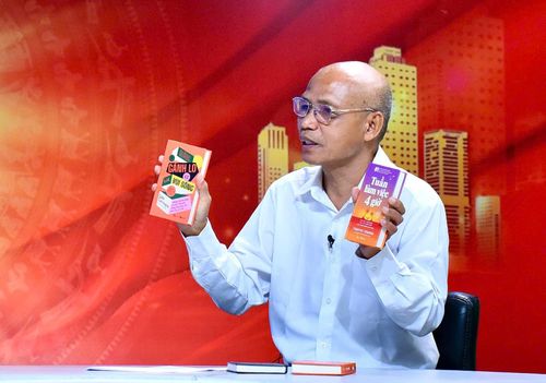 Tiến sĩ Nguyễn Mạnh Hùng, Chủ tịch HĐQT Công ty Cổ phần Sách Thái Hà giới thiệu về những cuốn sách "bỏ túi". Ảnh: Thanh Nguyễn