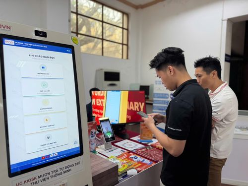 Độc giả trải nghiệm công nghệ xuất bản hiện đại tại Thư viện quốc gia Việt Nam. Ảnh: Thụy Du