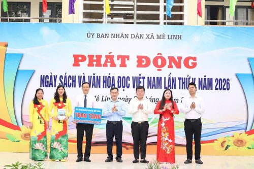 UBND xã Mê Linh tặng sách cho thư viện Trường THCS Mê Linh. Ảnh: PV