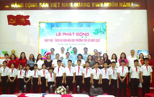 Tại buổi lễ, đồng chí Trần Thanh Nga chính thức phát động Ngày hội “Sách và Văn hóa đọc phường Yên Sở năm 2026”. Ảnh: Linh Hoàng