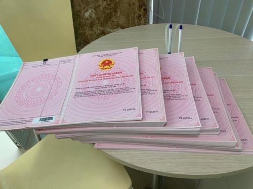 Sang tên sổ đỏ cần đáp ứng các điều kiện theo quy định của Luật Đất đai. Ảnh minh họa: TL