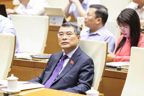 Thủ tướng Chính phủ Lê Minh Hưng tham dự phiên thảo luận tại hội trường sáng 21/4.