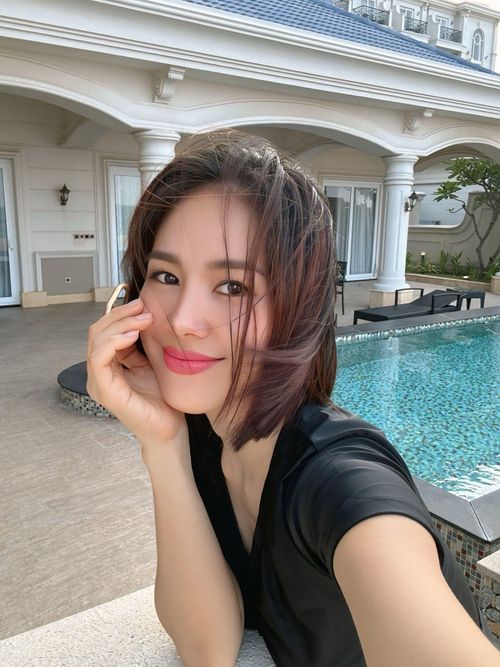 Ở tuổi 41, Lê Phương có hôn nhân viên mãn và sự nghiệp thành công. Cô và ông xã Trung Kiên trải qua 10 năm gắn bó, đồng hành. Sắc vóc của Lê Phương được khen ngày càng mặn mà, phong cách thời trang thanh lịch.