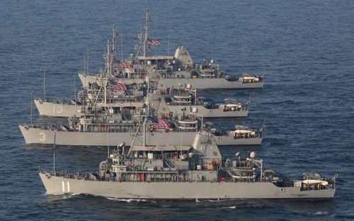 Bốn tàu phá thủy lôi lớp Avenger của Mỹ trong một cuộc diễn tập năm 2019. Ảnh: Reuters.