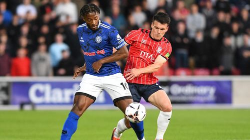 York City và Rochdale (áo đỏ) sẽ bước vào trận đấu quyết định vào ngày 25/4.
