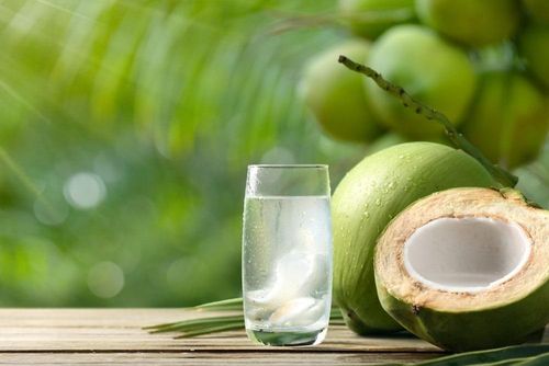 Uống nước dừa vào buổi sáng tốt cho sức khỏe nhưng lại không có lợi cho một số người. Ảnh: Shutterstock.