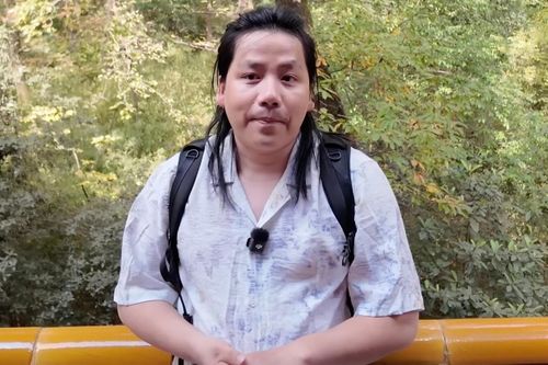 Khoa Pug khẳng định giữa anh và Khoai Lang Thang mỗi người một phong cách, không ai chà đạp ai để đi lên. Ảnh: Khoa Pug/Facebook.