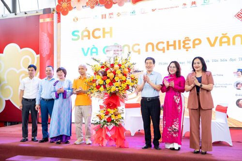  Tại phiên khai mạc, ông Hoàng Hải Long - Phó cục trưởng Cục Xuất bản, In và Phát hành, Bộ Văn hóa, Thể thao và Du lịch, bà Trịnh Ngọc Trâm - Phó chủ tịch UBND phường Cửa Nam, cùng đại diện các đơn vị xuất bản trao tặng Tủ sách Khuyến đọc với 800 cuốn sách chất lượng cho Trường Dân tộc Nội trú Tiểu học &amp; THCS Si Pa Phìn (Điện Biên). 