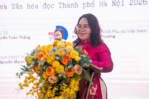  Phát biểu tại khai mạc Hội sách, bà Trịnh Ngọc Trâm - Phó chủ tịch UBND phường Cửa Nam, Hà Nội - nhận định việc đặt sách trong bối cảnh phát triển công nghiệp văn hóa là thiết yếu. "Điều này không chỉ mang ý nghĩa học thuật, mà còn là vấn đề thực tiễn", bà nói. Phó chủ tịch UBND phường Cửa Nam cho rằng cần tìm cách để sách không chỉ tồn tại như một sản phẩm độc lập mà còn trở thành điểm khởi đầu cho chuỗi giá trị văn hóa đa dạng. 