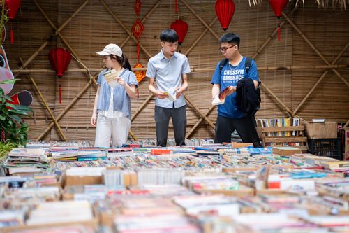  Phối hợp cùng Quỹ Hỗ trợ Bảo tồn Di sản Văn hóa Việt Nam, Hội sách tại Phố Sách Hà Nội tổ chức Megalive đầu tiên của ngành xuất bản, diễn ra từ 20h đến 24h ngày 22/4 trên kênh TikTok phường Cửa Nam. Bạn đọc sẽ nhận được nhiều ưu đãi hấp dẫn khi mua sách trong phiên megalive này. 