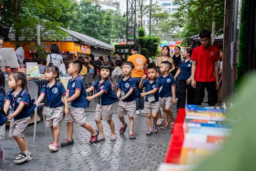  Nhiều trường học, gia đình có con nhỏ đã dẫn các bé tới Phố Sách Hà Nội để tận hưởng không khí Ngày Sách và Văn hóa đọc Việt Nam 21/4. Phố Sách có nhiều hoạt động tương tác, không gian trưng bày sách thiếu nhi phục vụ đối tượng độc giả nhỏ tuổi. 
