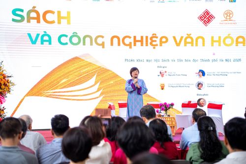  Bà Khúc Thị Hoa Phượng - Giám đốc, Tổng biên tập Nhà xuất bản Phụ nữ Việt Nam - chia sẻ lý do chọn chủ đề "Sách và Công nghiệp văn hóa" cho tọa đàm khai mạc Hội sách năm nay. Theo bà Phượng, xu thế mới yêu cầu lĩnh vực xuất bản cần phát triển thành một hệ sinh thái, trong đó có các cấu phần về truyền thông, các lĩnh vực khác và các tác phẩm phái sinh đa thể loại từ sách. 