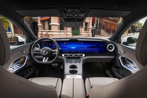  Mercedes-Benz C 400 4MATIC electric sử dụng 2 động cơ điện, cho ra công suất tối đa 490 mã lực và mô-men xoắn cực đại 800 Nm. Xe có thể di chuyển tối đa 762 km với một chu kỳ sạc. 