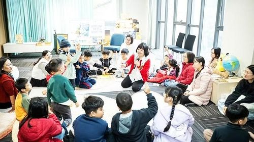  Cần nhiều hình thức sinh hoạt với sách như các trò chơi, đố vui, hỏi đáp... nhằm hấp dẫn các bạn đọc nhỏ. 