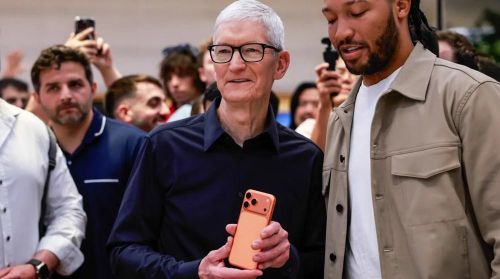 Giám đốc điều hành Apple, Tim Cook và Jalen Brunson, cầu thủ bóng rổ của đội New York Knicks, trong ngày đầu tiên mở bán các sản phẩm mới nhất của Apple tại cửa hàng trên Đại lộ Fifth Avenue ở New York, ngày 19.9.2025. Bloomberg|Getty Images