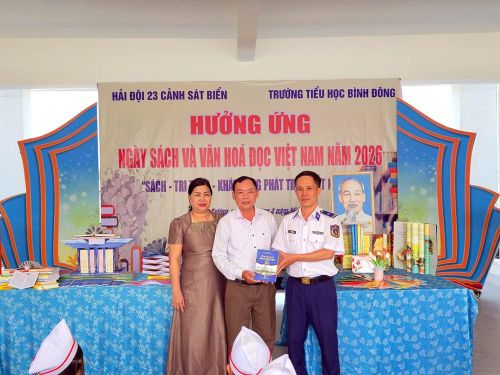 Đại diện Ban chỉ huy Hải đội 23 tặng Sổ tay pháp luật Cảnh sát biển cho Trường Tiểu học Bình Đông