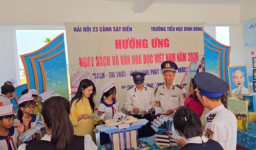 Lực lượng CSB Hải đội 23 cùng giáo viên và học sinh Trường Tiểu học Bình Đông hưởng ứng Ngày sách và văn hóa đọc