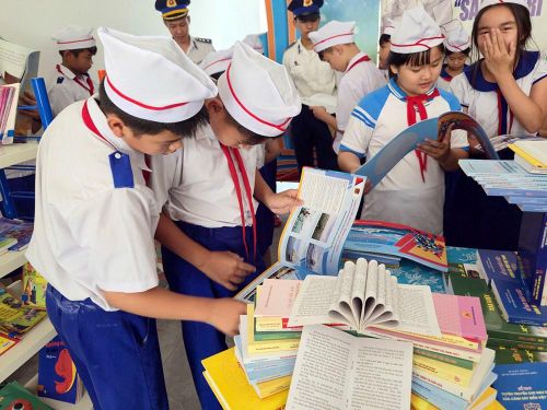 Học sinh tiểu học thích thú tìm đọc các đầu sách tại Ngày hội