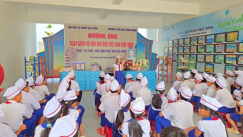 Các em học sinh kể chuyện về Bác Hồ