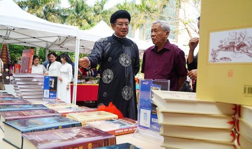 Nguyên Ủy viên Bộ Chính trị, nguyên Trưởng Ban Tư tưởng - Văn hóa Trung ương Nguyễn Khoa Điềm tham quan không gian trưng bày sách tại Huế
