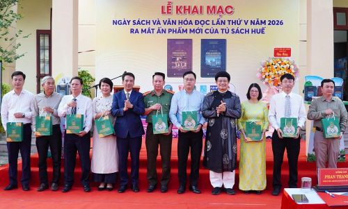 Lãnh đạo TP. Huế trao tặng ấn phẩm Tủ sách Huế đến các đơn vị trên địa bàn