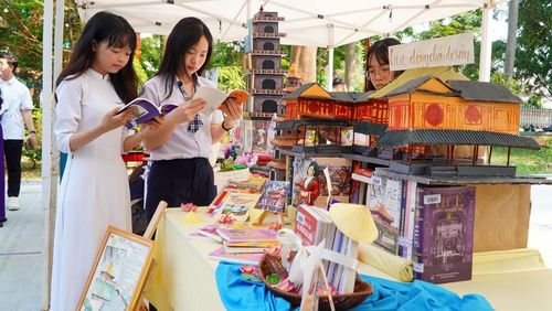 Học sinh tham quan, tìm hiểu tại không gian trưng bày "Sách với di sản Huế"
