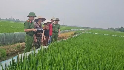 Công an thành phố Hải Phòng tuyên truyền cho người dân về việc nghiêm cấm sử dụng điện dưới mọi hình thức để bẫy, bắt, diệt chuột. (Ảnh: Công an Hải Phòng)