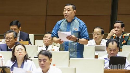 Đại biểu Thạch Phước Bình (Đoàn Vĩnh Long) phát biểu tại hội trường. (Ảnh: DUY LINH)