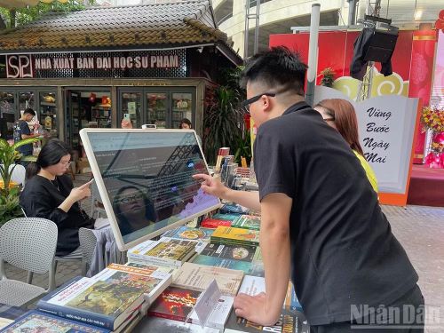 Trải nghiệm sách điện tử.