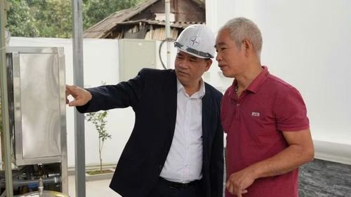 Cán bộ điện lực Lào Cai hướng dẫn người dân lắp đặt và sử dụng nguồn năng lượng xanh.