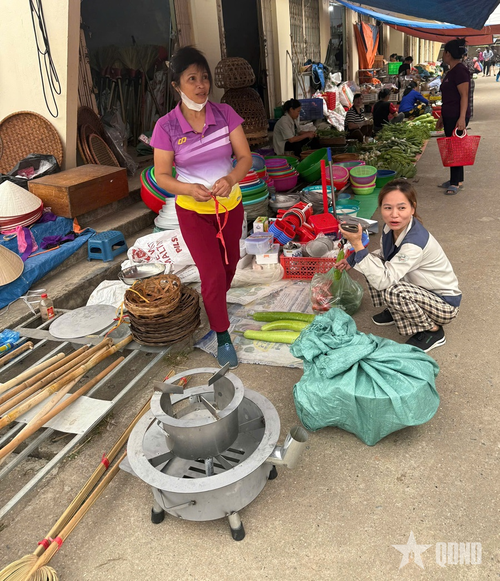 Người dân mua bếp củi tại chợ phiên xã Vạn Xuân (tỉnh Phú Thọ).