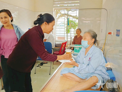 Suất cơm miễn phí được phật tử chùa Lệnh Khanh trao tới người bệnh.