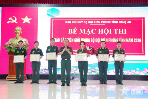 Ban tổ chức trao giải cho các thí sinh đoạt giải
