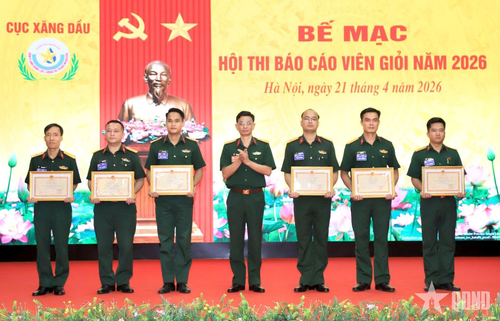 Lãnh đạo Cục Xăng dầu trao thưởng tặng các thí sinh đạt giải cao tại hội thi.